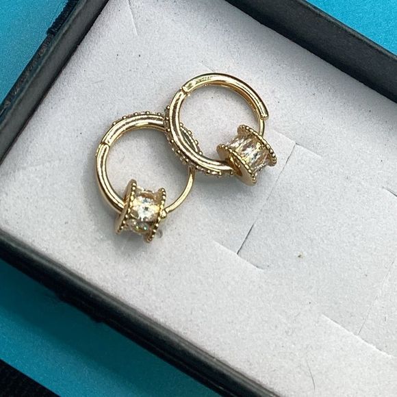 ⭐️10k Gold Plated Petite CZ Diamond Barrel Huggies💖 - Picture 11 of 15